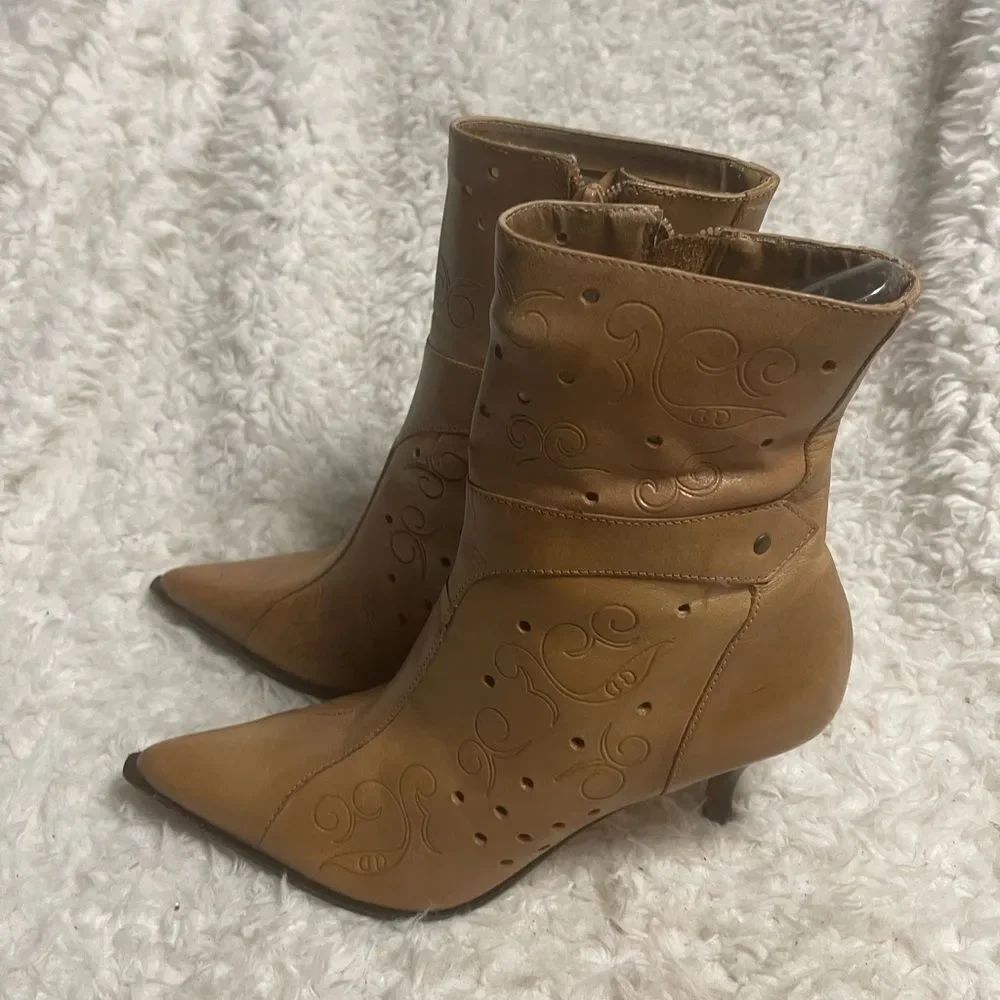 Two Lips leather Tan embossed design ankle pads Heeled Boots SZ 7.5M